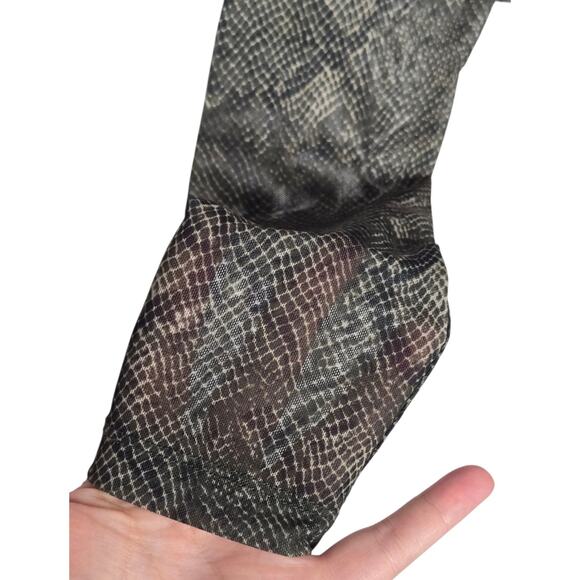 Good American Asymmetrical Neck Mesh Sleeve Snakeskin Crop Top NEW Women's Large - Picture 4 of 10